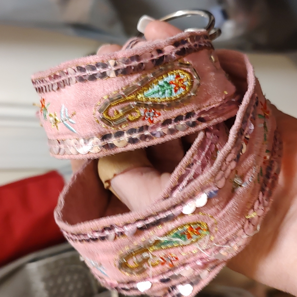 Pretty sequenced woman's belt